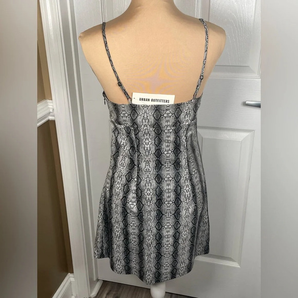 URBAN OUTFITTERS ~Black and White Snake‎ Print Mini Dress NWT Medium - Picture 8 of 9